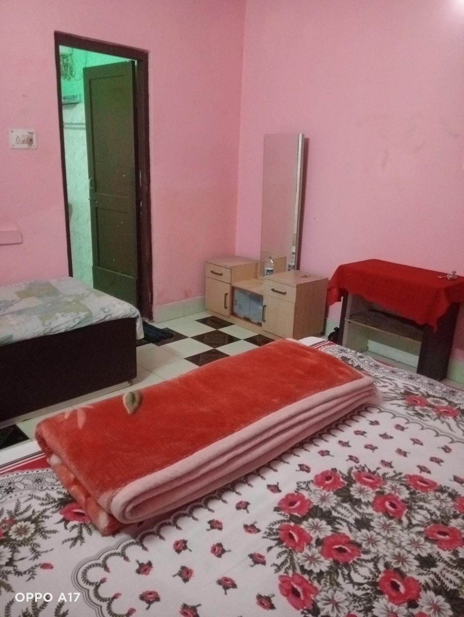 Swaroop Ashray Homestay Силигури Номер фото